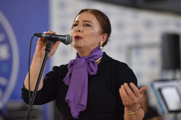 Erguvan Türk Halk Müziği Korosu kursiyerlerden konser