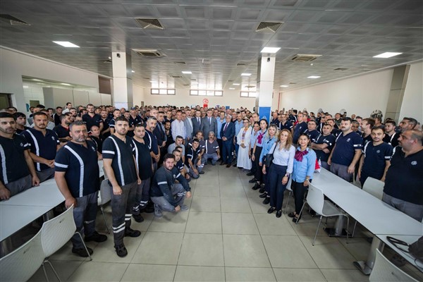 Başkan Tugay, ESHOT personeliyle bayramlaştı