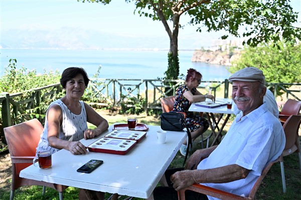 Muratpaşa Belediyesi, Yaşlı Evleri’nde mangala turnuvası düzenledi