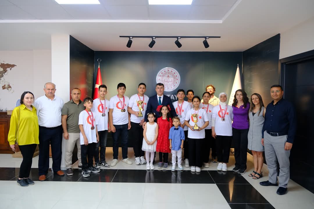 Hatay Hürriyet İşitme Engelliler Ortaokulu öğrencilerinden İl Müdürü Tüysüz’e ziyaret