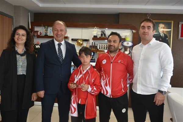 Erzurum GSK sporcusu Karakurt’tan, Gençlik ve Spor İl Müdürü Çakmur’a ziyaret