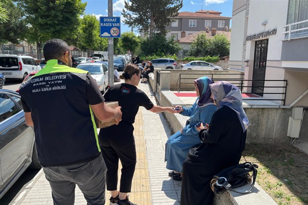 Çorum Belediyesi’nden velilere dondurma ikramı