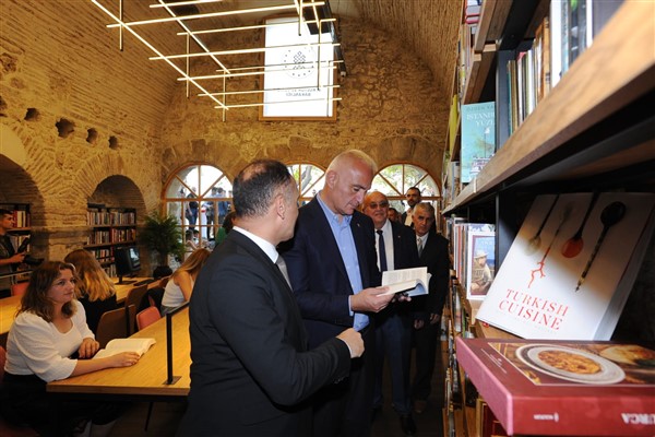 Bakan Ersoy: Kitapla büyüyen nesiller için durmadan çalışıyoruz