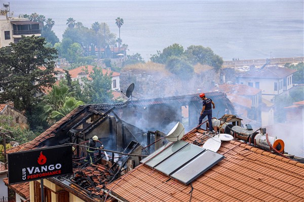 Tarihi Kaleiçi’ndeki yangına kısa sürede müdahale edildi