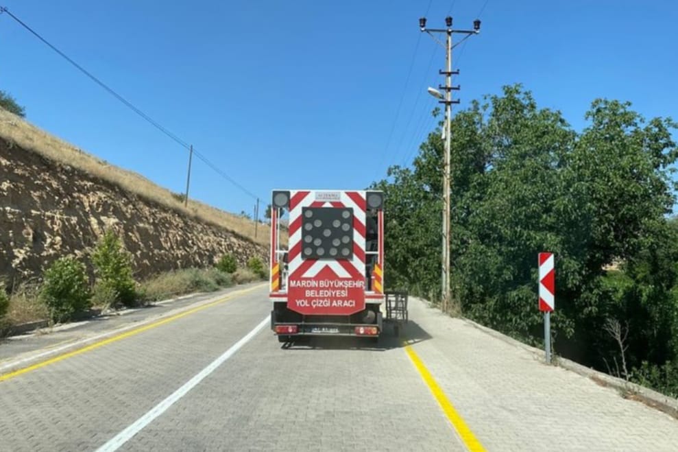 Savur ilçesinde yol çizgi ve bordür boyama çalışmaları sürüyor