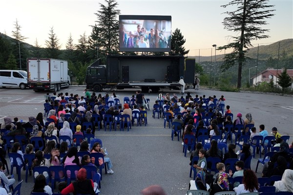 Başkan Altay: Merkeze uzak 101 mahallede sinema günleri düzenliyoruz