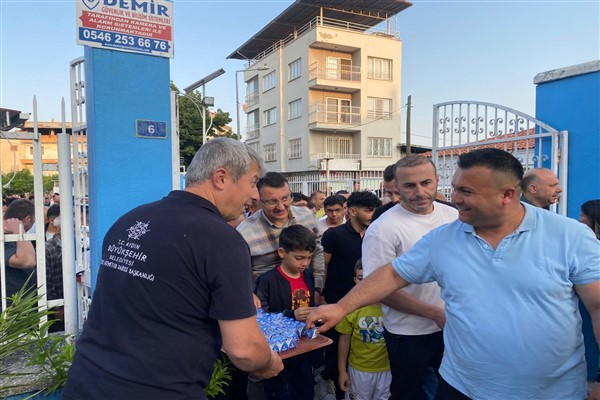 Aydın Büyükşehir Belediyesi vatandaşlarla bayramlaştı