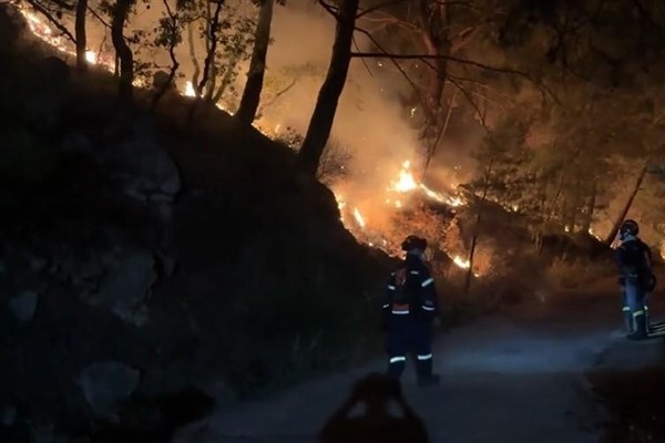 Yunanistan’ın Sakız adasında devam eden yangınlarda 40 bin hektar orman kül oldu