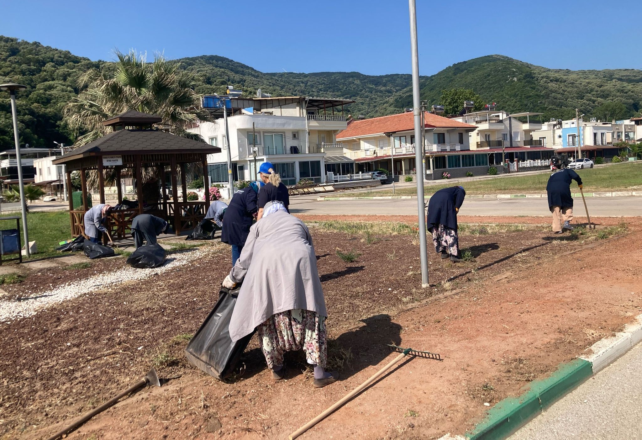 Karacabey Belediyesi’nden park bakımı