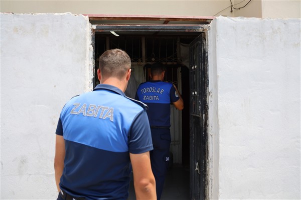 Toroslar Zabıtası, kaçak ve sağlıksız süt ürünleri imalathanesini mühürledi