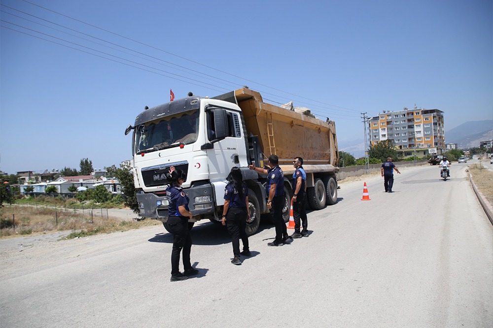 Zabıta, kaçak döküm ve trafik güvenliği için sahada
