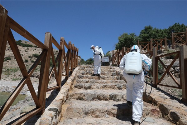 Van’da tarihi ve turistik yerler ilaçlanıyor