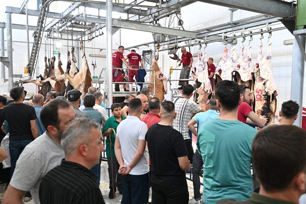 Isparta’daki mezbahada 250 büyükbaş kurban kesimi yapıldı