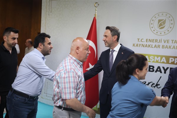 Bakan Bayraktar, personel ile bayramlaştı