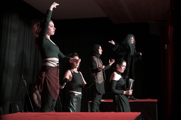 Osmangazi’de ‘Tersine Dünya’ oyunu sahnelendi