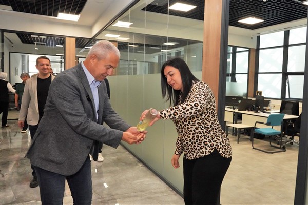 Başkan Özçelik, belediye personeliyle bayramlaştı