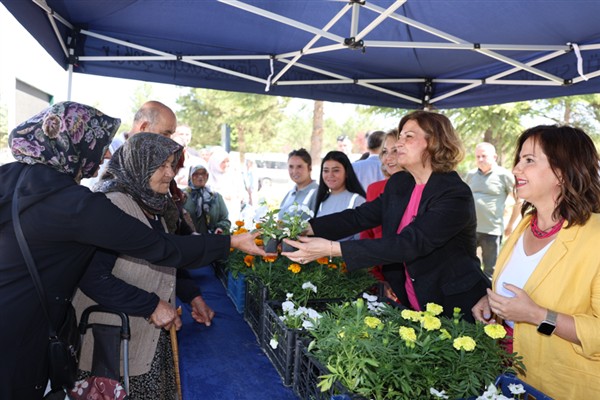 Başkan Ünlüce, mezarlık girişinde çiçek dağıttı