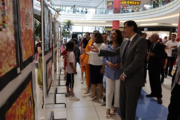 Kahveci, “Suda Açan Küçük Eller” sergisini ziyaret etti