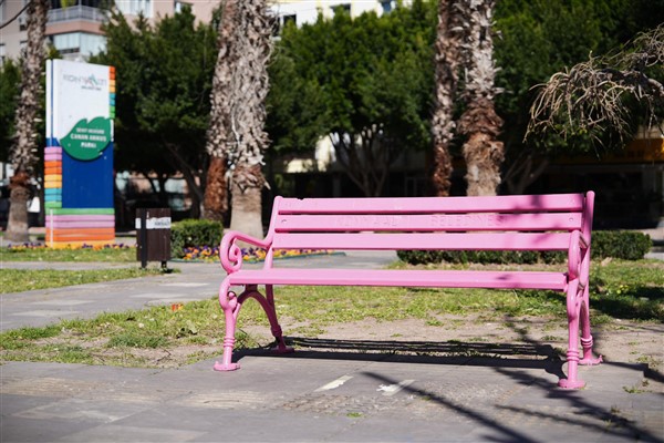 Konyaaltı’nda banklar boyanıyor