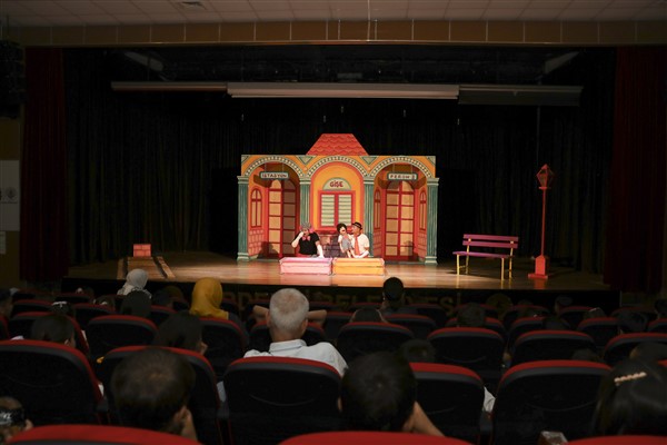 “‘İki Bavul Dolusu” oyunu, Erdemli’de sahnlendi