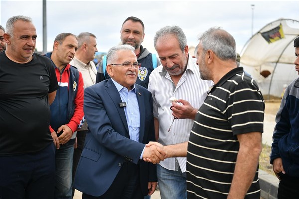 Başkan Büyükkılıç, Mimarsinan Kurban Satış Pazarı’nı ziyaret etti