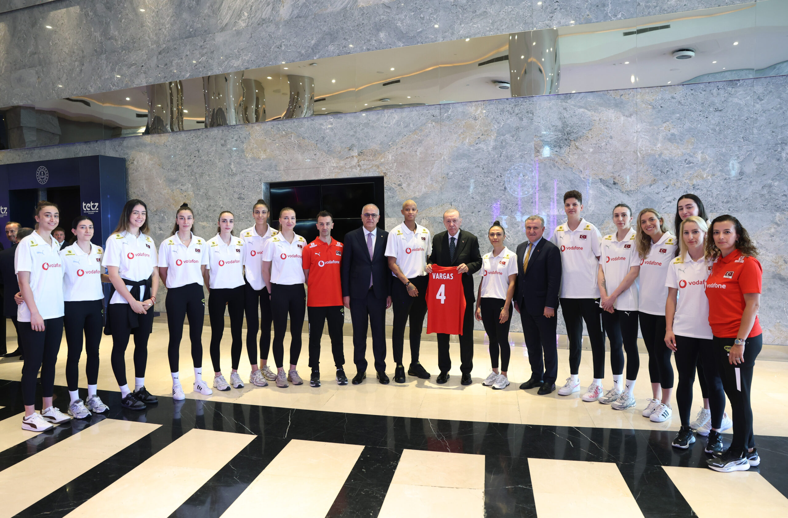 Cumhurbaşkanı Erdoğan, A Millî Kadın Voleybol Takımı oyuncularını kabul etti