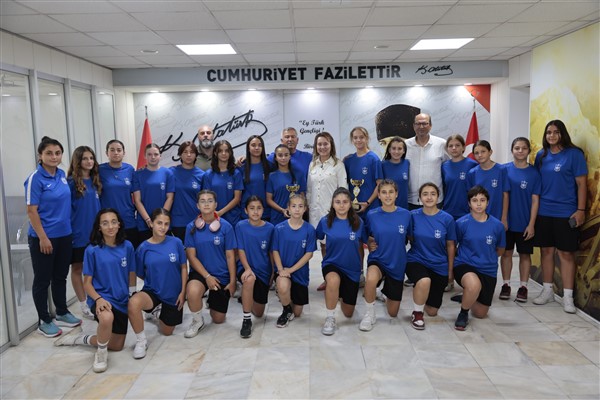 Başkan Mutlu, şampiyon kızları ağırladı