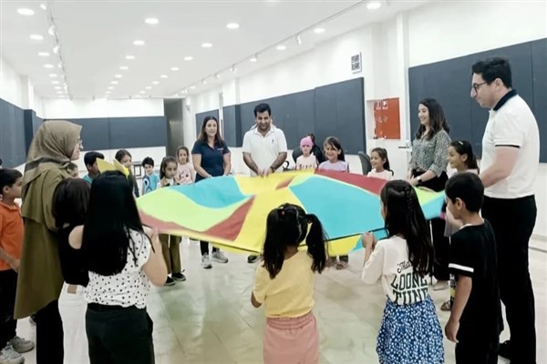 Dicle Üniversitesi’nde “Uçan Hayaller ile Renkli Bir Drama Atölyesi”