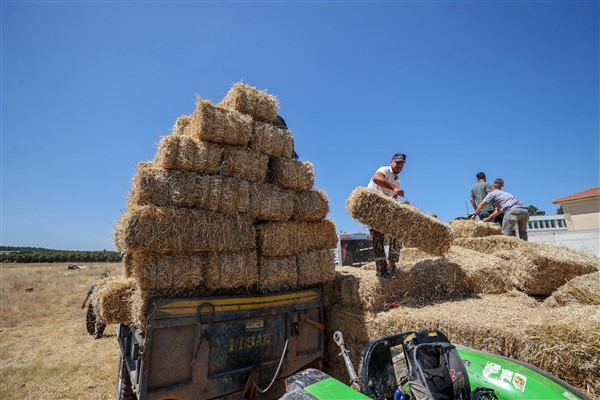 Buca Belediyesi’nden köylülere saman balyası desteği