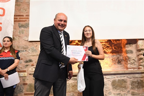 Deprem tatbikatını başarıyla tamamlayan öğrencilere sertifika verildi