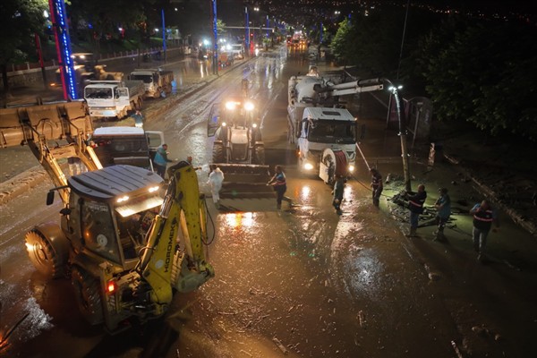 Beşirli ve Moloz’da temizlik çalışmaları sürüyor