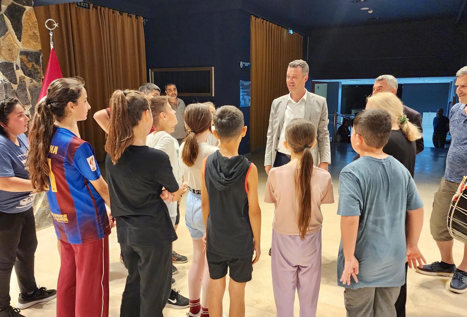 Başkan Sarıkurt`tan Çorlu Melahat Kozar İlkokulu Halk Oyunları Ekibi’ne tebrik