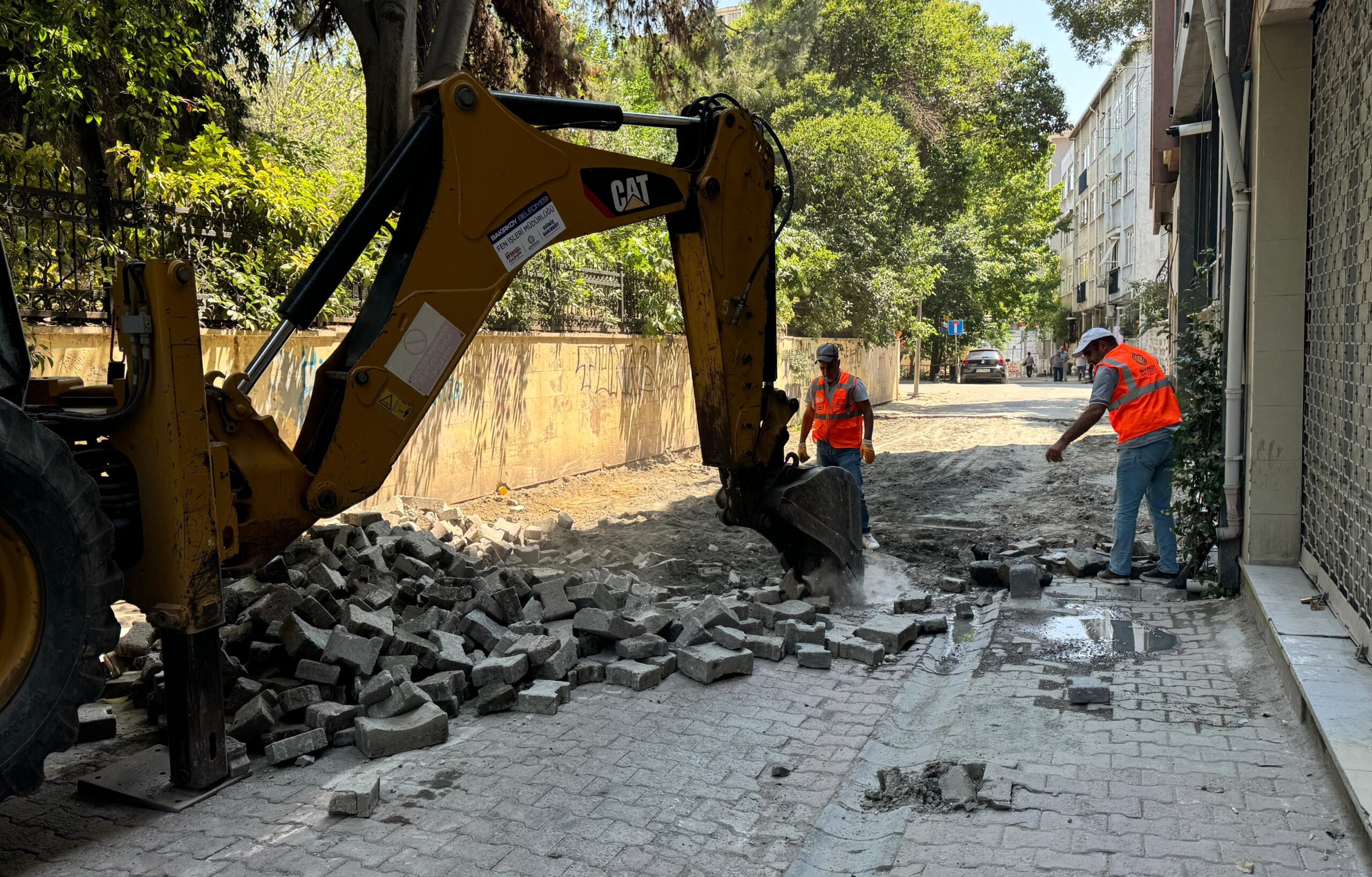 Bakırköy Belediyesi’nden Kartaltepe Caddesi’nde yol yenileme çalışması