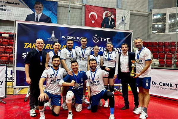 İzmir’de Şirketler Arası Voleybol Turnuvası tamamlandı