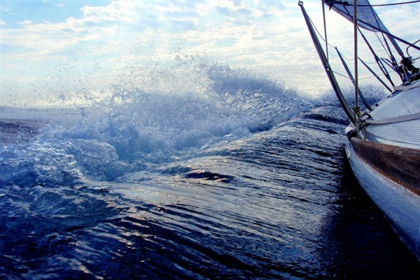 Bodrum açıklarında makine arızası nedeniyle sürüklenen tekne kurtarıldı