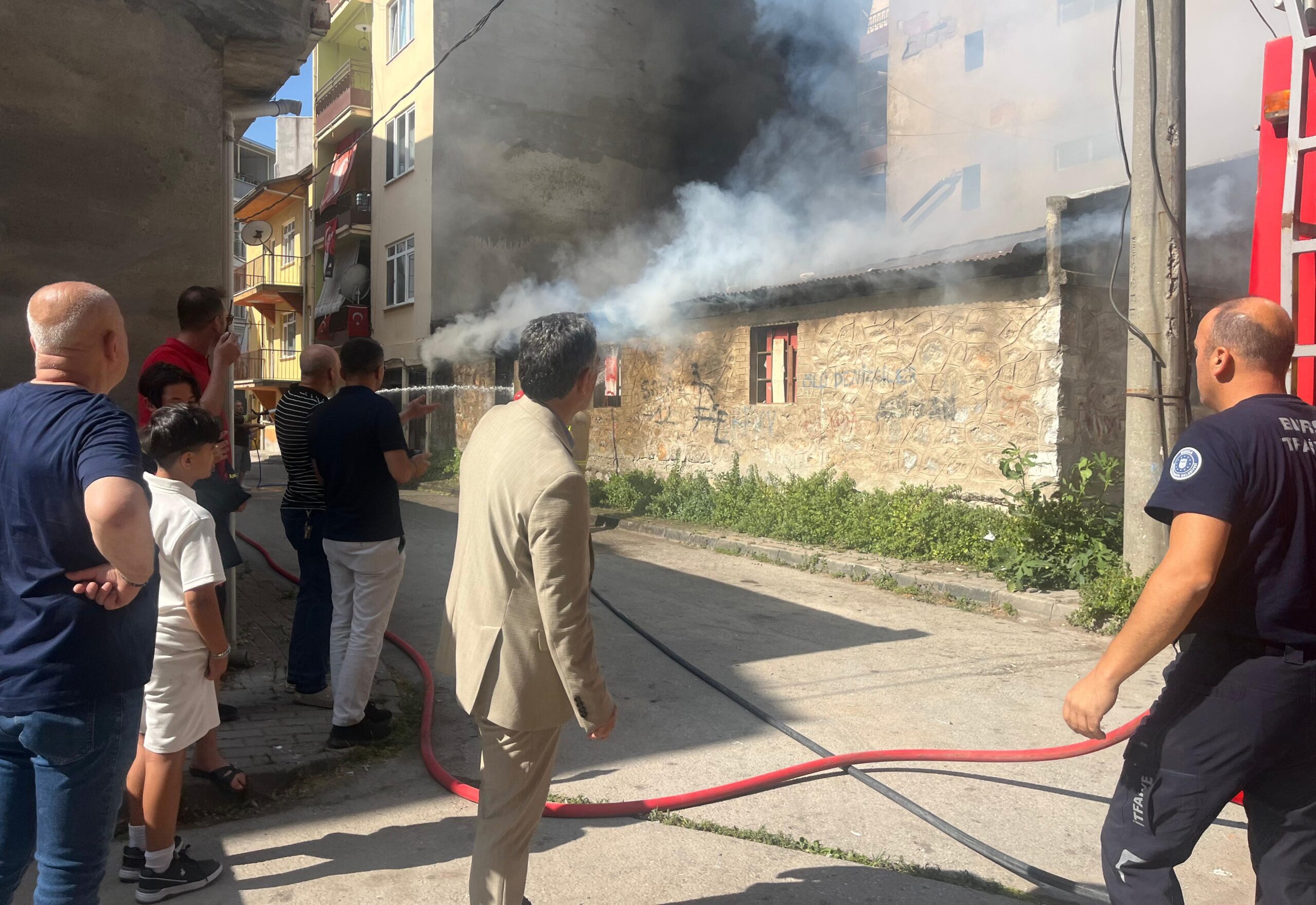 Başkan Deviren, evde çıkan yangını ekiplere bildirdi