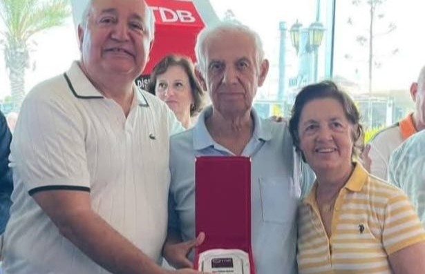 Hatay’da 60 yılını diş hekimliğine adayan İhsan Budak’a onur plaketi verildi