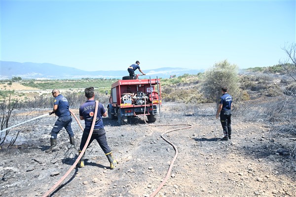 Aydın Büyükşehir Belediyesi ekipleri Didim’deki yangına müdahale ediyor