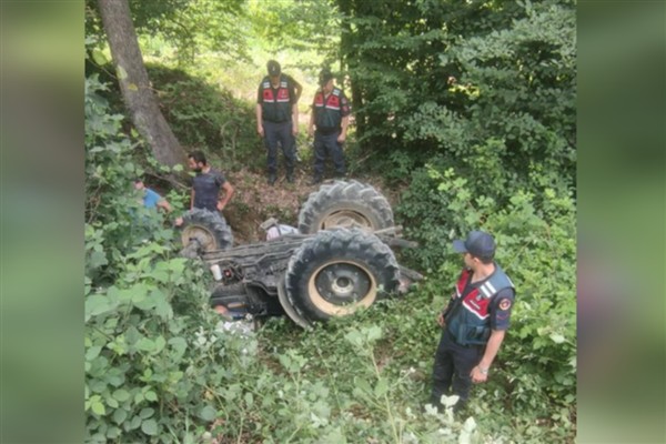 Sakarya’da devrilen traktörün altında kalan sürücü hayatını kaybetti