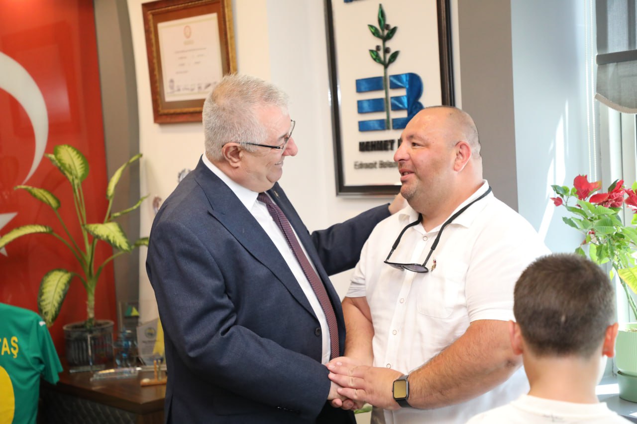 Başkan Ertaş, vatandaşlarla bayramlaştı