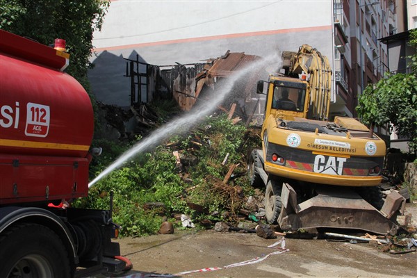 Giresun’da metruk binaların yıkımı sürüyor