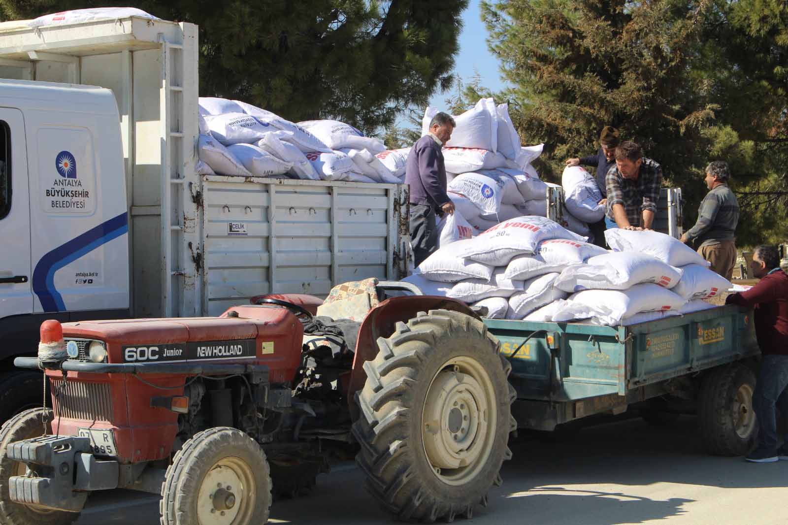 Antalya Büyükşehir Belediyesi’nden yem desteği