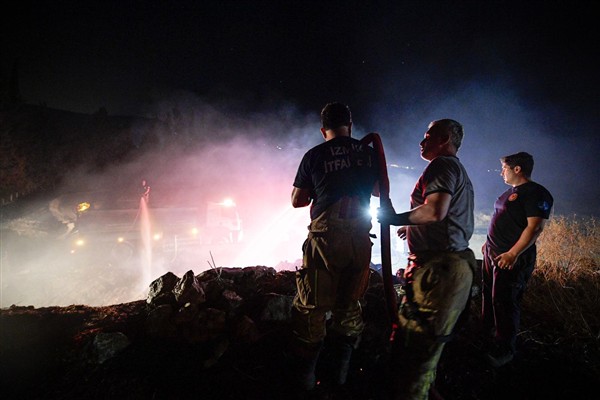 Yangın nedeniyle tahliye edilen vatandaşlar evlerine dönmeye başladı