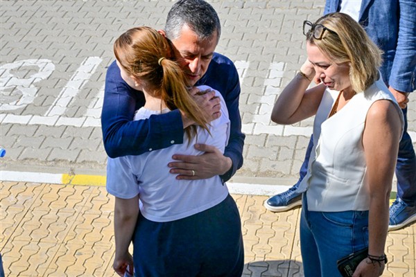 Özel, Ferdi Zeyrek’in kızı Nehir’i sınav yerine götürdü