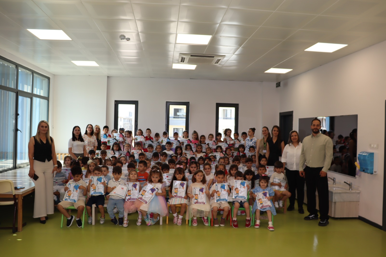 İzmit Belediyesi Çınar Çocuk Evlerinde karne heyecanı yaşandı