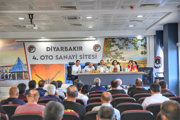 Kayapınar Belediyesi Eş Başkanları, 4. Oto Sanayi Sitesi esnafıyla araya geldi
