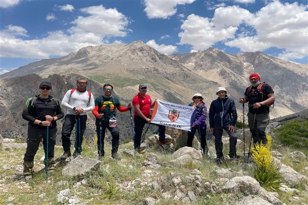 İnegöl Belediyesporlu dağcılar 24 saatte 2 zirve yaptı