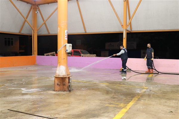 İzmit Belediyesi’nden Yeşilova Pazarı’nda bayram temizliği