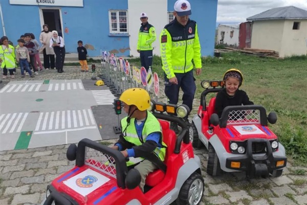 Kars’ta ilkokul öğrencilerine trafik eğitimi verildi