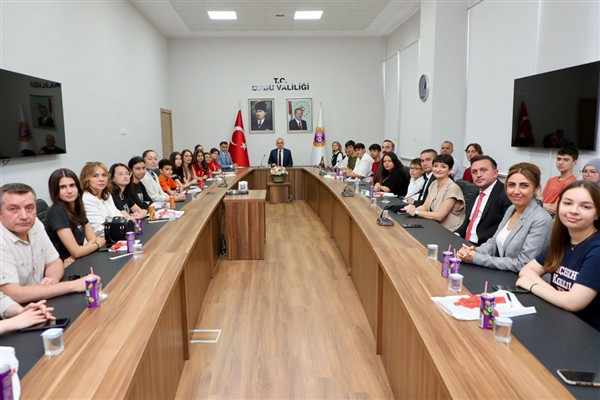 Vali Erol, TÜBİTAK yarışmalarında dereceye giren öğrencileri kutladı